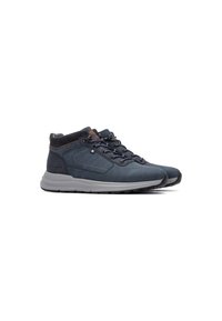 Zapatillas altas de color azul oscuro con parte superior de cuero suave, acentos de ante, detalles marrones en contraste y una suela gris acolchada.