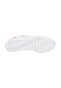 Sneaker bianco con suola in gomma testurizzata, caratterizzato da un motivo floreale sulla parte superiore. La suola presenta un design circolare per una migliore aderenza.