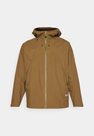 Hnedá nepriepustná bunda so zipsovým predným zapínaním, nastaviteľnou kapucňou a bočnými vreckami. Vyznačuje sa hladkou textúrou a minimalistickým dizajnom.