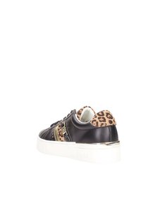 Zapatilla negra de cuero con acentos de estampado de leopardo, suela blanca y detalles dorados. Presenta una superficie texturizada y un diseño con cordones.