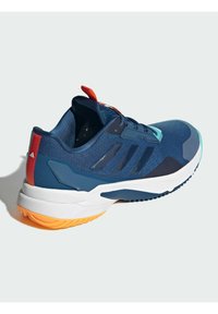 Miesten urheilukengät tummansinisessä ja teal-värissä, joissa on teksturoitu päällinen, valkoinen välikerros, oranssi outsole ja punainen yksityiskohta varressa.