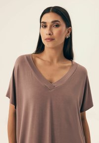 Henderson NOVES mauve
