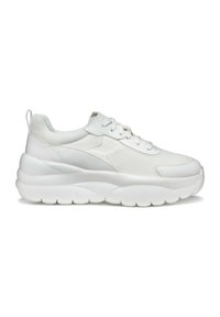 Sneaker bianco con tessuto texturizzato e materiali sintetici lisci. Presenta una suola imbottita e un design con lacci. Marchio discreto sul lato.