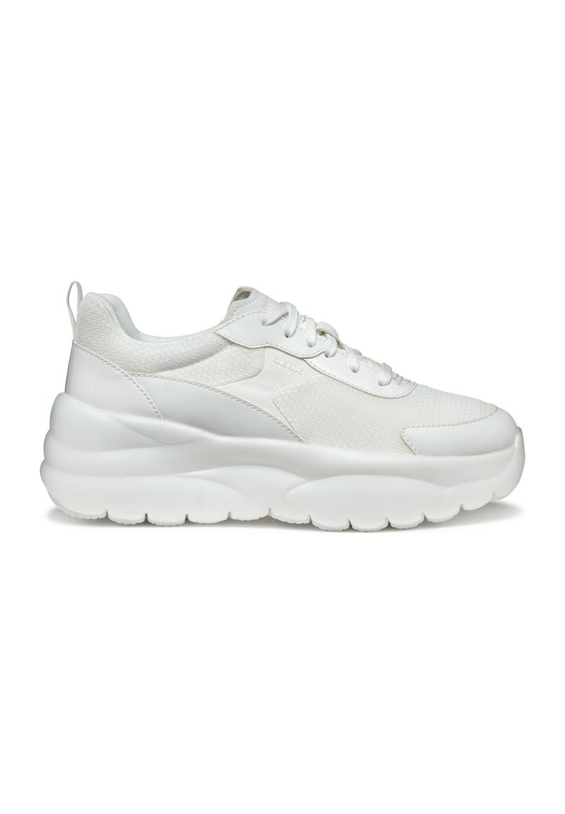 Sneaker bianco con tessuto texturizzato e materiali sintetici lisci. Presenta una suola imbottita e un design con lacci. Marchio discreto sul lato.