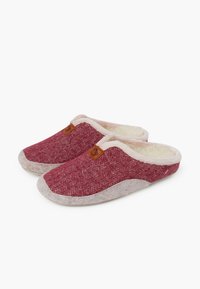 Červené pantofle s rybí kostí a béžovou podšívkou, se skvrnitou šedou podrážkou. Obsahují malý kožený akcent poblíž otvoru.