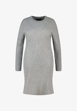 Robe tricotée à côtes grises avec un col rond, présentant des lignes verticales texturées et des manches longues, une forme cintrée et une longueur au genou.