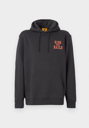 Grå hættetrøje med kængurulomme, snørehætte og orange "RIDE THE RAILS" tekst på brystet. Blødt stof med en glat tekstur.