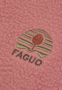 Roze fleecemateriaal met een geborduurd logo van een boom en horizontale strepen in groen en bruin, tekst leest "FAGUO."