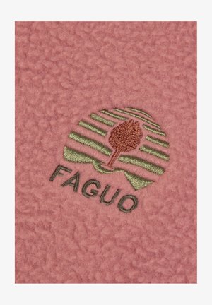 Roze fleecemateriaal met een geborduurd logo van een boom en horizontale strepen in groen en bruin, tekst leest "FAGUO."