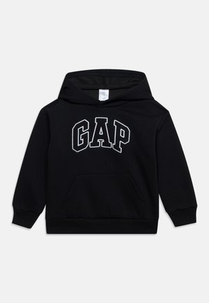 Czarna bluza z kapturem dla malucha z przednią kieszenią i logo "GAP" w dużych białych konturowych literach na piersi.