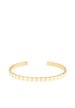 Bracelet jonc en or avec un motif rectangulaire le long du bord, finition lisse et extrémités ouvertes pour un ajustement réglable.