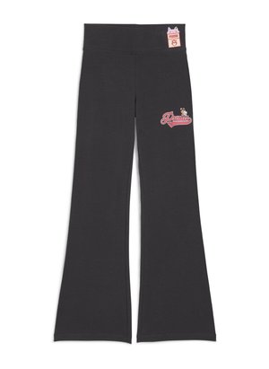 Zwarte uitlopende sweatpants met een zachte textuur, featuring een roze "Puma" logo en een cartoon karakter patch op de tailleband.