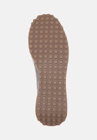 Schuhsohle aus einem gummierten Material mit einem strukturierten Muster aus kleinen erhabenen Kreisen, hauptsächlich braun mit einem grauen Seitenpanel.