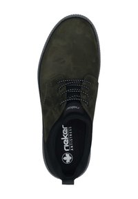 Scarpa stringata verde oliva con tomaia in pelle liscia, occhielli neri a contrasto e soletta nera imbottita con il marchio "Rieker Antistress".