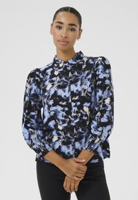 Camicia button-up in un motivo astratto multicolor blu, nero e crema. Presenta un colletto e maniche lunghe a sbuffo. Tessuto morbido.