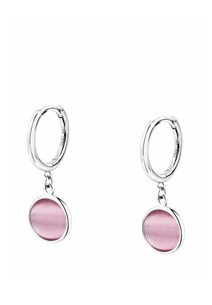 Orecchini a cerchio in argento con pendenti di pietra preziosa rotonda rosa appesi a ciascun cerchio su uno sfondo bianco.