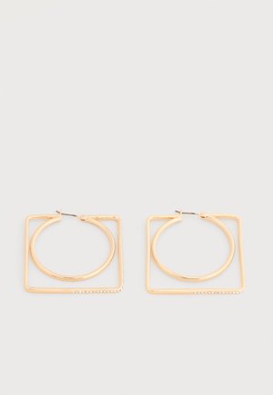 Auskaru komplekts zelta tonī ar apaļām stīpiņām lielāku kvadrātveida rāmu iekšpusē un ar mazām kristālu ieliktņiem kvadrātu apakšējā malā.