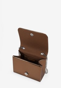 Bolso tipo clutch metálico marrón con solapa y cierre de broche plateado. Cuenta con una correa de cadena y ranuras interiores para tarjetas. Textura suave y forma estructurada.