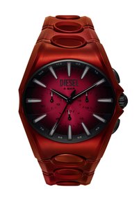 Orologio in metallo rosso con forma esagonale, dotato di un quadrante rosso sfumato, accenti neri, indicatori delle ore in argento e pulsanti rotondi. Resistente all'acqua fino a 5 bar.