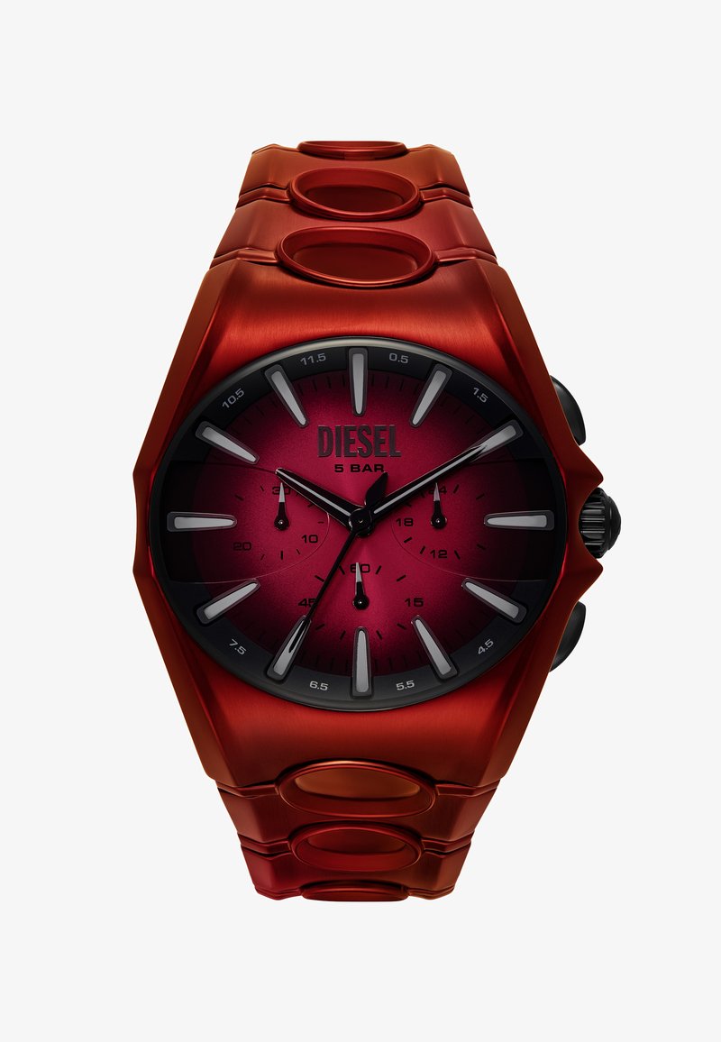 Orologio in metallo rosso con forma esagonale, dotato di un quadrante rosso sfumato, accenti neri, indicatori delle ore in argento e pulsanti rotondi. Resistente all'acqua fino a 5 bar.