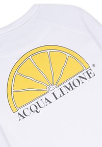 Vit sweatshirt med en stor gul citrongrafik och texten "ACQUA LIMONE" i svart under designen.