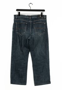 Jeans in denim blu scuro con taglio dritto, dotati di due tasche posteriori e dettagli di cucitura sottili, appesi a un gancio nero.