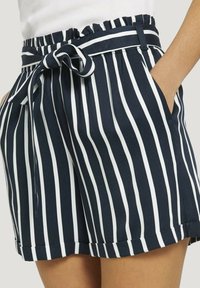 Marineblauwe en witte gestreepte shorts met een ruches tailleband, een strik aan de voorkant en zakken. Gladde stof met een ontspannen pasvorm en een omgeslagen zoom.