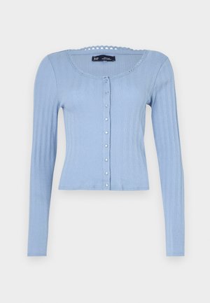Cardigã canelado azul claro com mangas longas, decote redondo com bordas em forma de onda e fecho de botão com pequenos botões decorativos.