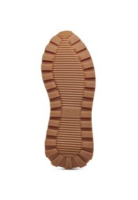 Suola di scarpa in gomma di colore marrone chiaro, caratterizzata da una texture con scanalature orizzontali e sporgenze verticali. Presenta un motivo circolare e ondulato con un marchio.