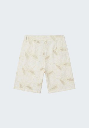 Pantalones cortos color crema con patrones bordados de flores y hojas de encaje, con trabillas para cinturón y una costura trasera.