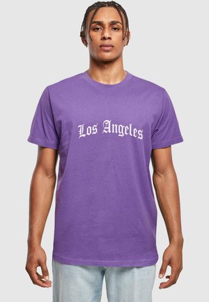 T-shirt en coton violet avec "Los Angeles" en lettres blanches de style gothique sur la poitrine, manches courtes et coupe décontractée.
