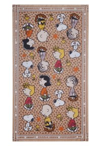 Tissu à motifs mettant en vedette les personnages de Peanuts sur un fond léopard beige. Les personnages incluent Charlie Brown, Snoopy et Lucy dans diverses poses.
