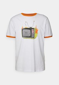 Hvid bomulds t-shirt med orange ringer i halsen. Har et farverigt grafisk motiv af et vintage fjernsyn med flammer og antenner på fronten.