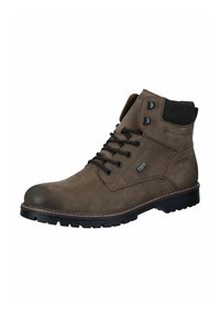 Botas de cuero marrón hasta el tobillo con cordones negros, puntera redonda y cuello acolchado. Parte superior texturizada con una suela robusta y detalles de costura.