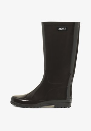 Bottes de pluie en caoutchouc noir avec une finition brillante, une conception droite, une semelle texturée et une étiquette sur le dessus. Matière lisse et imperméable.