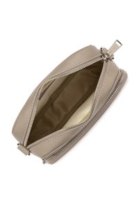 Raccoglitore in pelle beige con cerniera, di forma ovale, con un rivestimento interno testurizzato a contrasto e binari per cerniere doppi con componenti metallici.