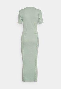 Mátově zelené, přiléhavé midi šaty vyrobené z měkké bavlny, s krátkými rukávy, kulatým výstřihem a detaily na bočních švech.