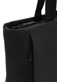Czarna torba nylonowa z teksturowanym wykończeniem, z górnym zamkiem błyskawicznym oraz boczną kieszenią na zamek. Solidne paski materiałowe.