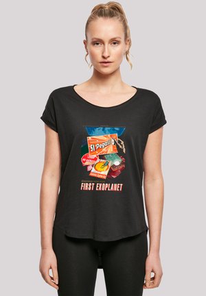 Schwarz, kurzärmeliges T-Shirt mit einem bunten grafischen Design, das im Retro-Stil gestaltete Etiketten und Text zeigt. Es hat einen runden Halsausschnitt und eine lockere Passform.