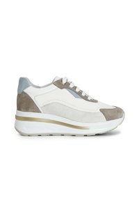 Vit och grå sneaker i mocka och läder, rundad tå, intrikat sidopaneldesign och en med sula med guldaccenter.