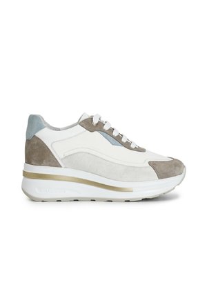 Hvid og grå sneaker med ruskind og lædermaterialer, afrundet tå, detaljeret sidepaneldesign og en mellemsål med guldelementer.