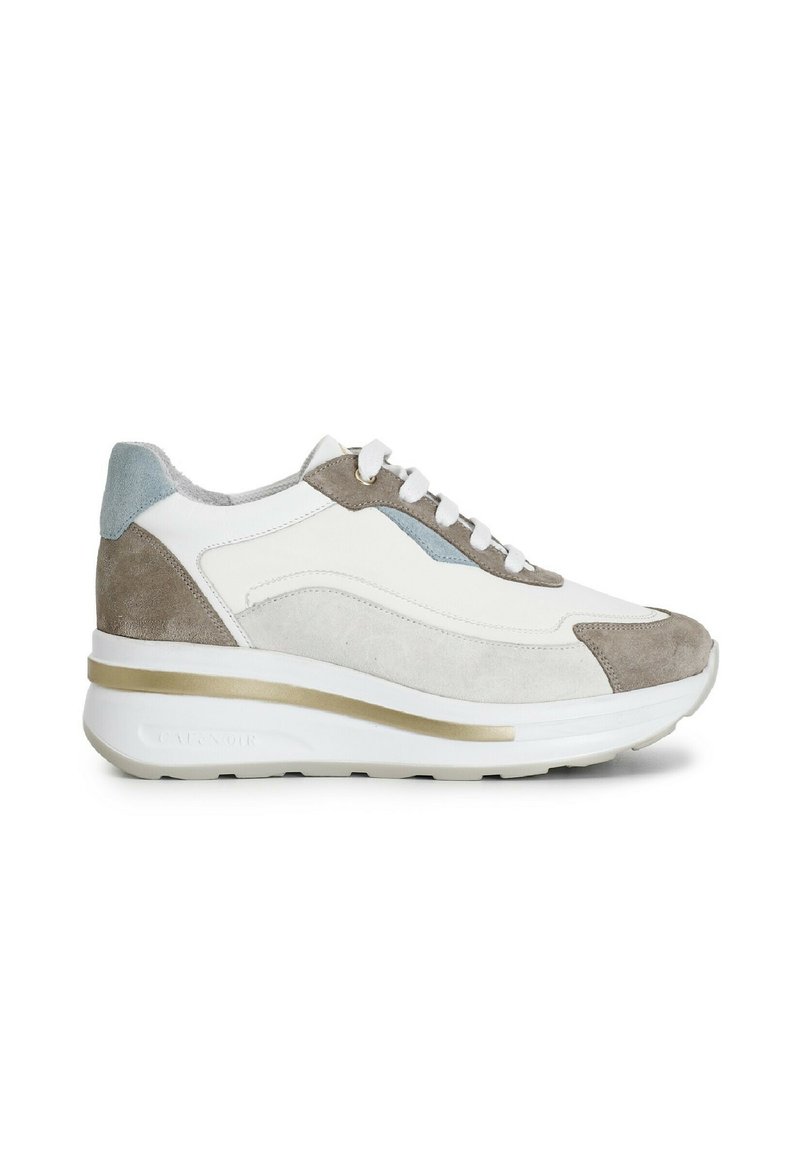 Vit och grå sneaker i mocka och läder, rundad tå, intrikat sidopaneldesign och en med sula med guldaccenter.