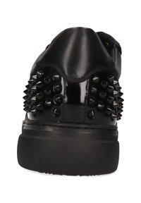 Schwarzer Sneakerabsatz mit matten und glänzenden Finishes, verziert mit mehreren schwarzen konischen Nieten an beiden Seiten.