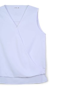 Top bianco senza maniche con scollatura a V, dotato di un design frontale sovrapposto, texture liscia e vestibilità comoda. Etichetta visibile all'interno della scollatura.