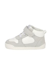 Zapatilla alta en ante y cuero gris claro, con acentos blancos, una correa de velcro y una suela de goma texturizada.