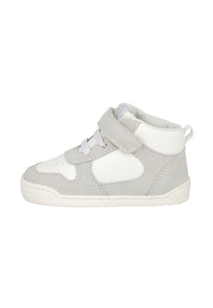Zapatilla alta en ante y cuero gris claro, con acentos blancos, una correa de velcro y una suela de goma texturizada.