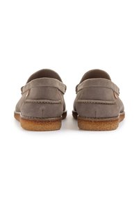 Grå ruskind loafers med lav ryg, der har en syet detalje omkring hælen og en struktureret gummisål.