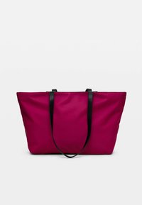 Magenta torba iz trpežnega materiala, opremljena z dvema črnima trakoma, široke oblike in brezšivnim dizajnom brez vidne opreme.