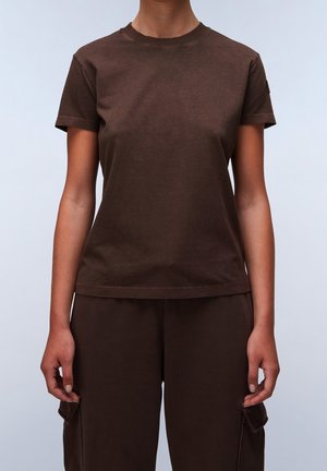 Brown cotton t-shirt with a classic crew neck and short sleeves, featuring a straight hem and minimal stitching details.