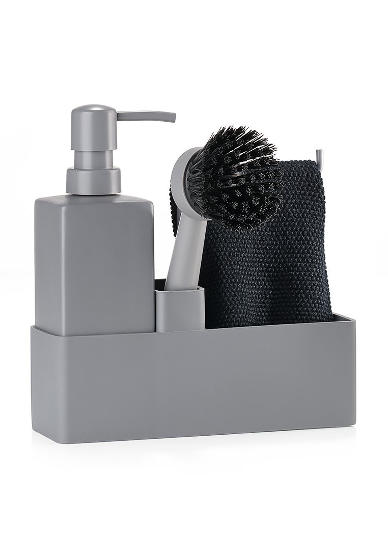 El juego de accesorios de baño gris incluye un dispensador, un cepillo con una cabeza redondeada y texturizada, y un paño oscuro texturizado, todo en un soporte rectangular.